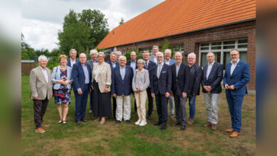 Gruppenfoto ehemaliger, aktueller und neuer Mitglieder der Vitus Trägergremien