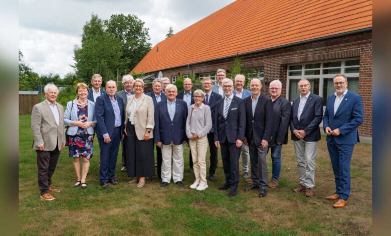 Gruppenfoto ehemaliger, aktueller und neuer Mitglieder der Vitus Trägergremien