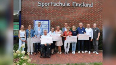 Der Vorstand der Sporthilfe Emsland gratuliert den erfolgreichsten Losverkäufern der Emsland-Sport-Tombola