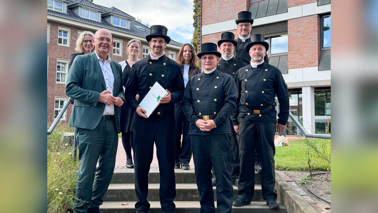Landrat Uwe Fietzek verabschiedet Heinrich Hermesdorf und begrüßt Patrick Heidfeld als neuen Bezirksschornsteinfeger im Kreishaus