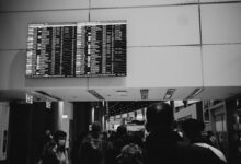Abflugtafel in einem Flughafen mit internationalen Flugzielen, Symbolbild für Auslandsaufenthalte nach der Schule