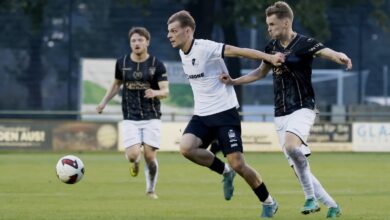 Adrian Lenz vom SC Spelle-Venhaus im weißen Trikot im Zweikampf mit einem Gegenspieler in Schwarz