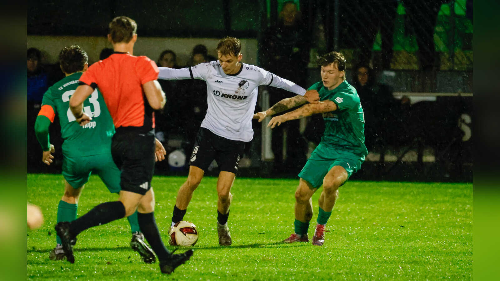 Adrian Lenz vom SC Spelle-Venhaus im Derby gegen Vorwärts Nordhorn
