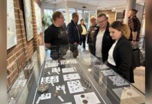 Vitrinen mit archäologischen Funden im Foyer des Rathauses Geeste in Dalum