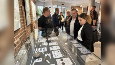 Vitrinen mit archäologischen Funden im Foyer des Rathauses Geeste in Dalum