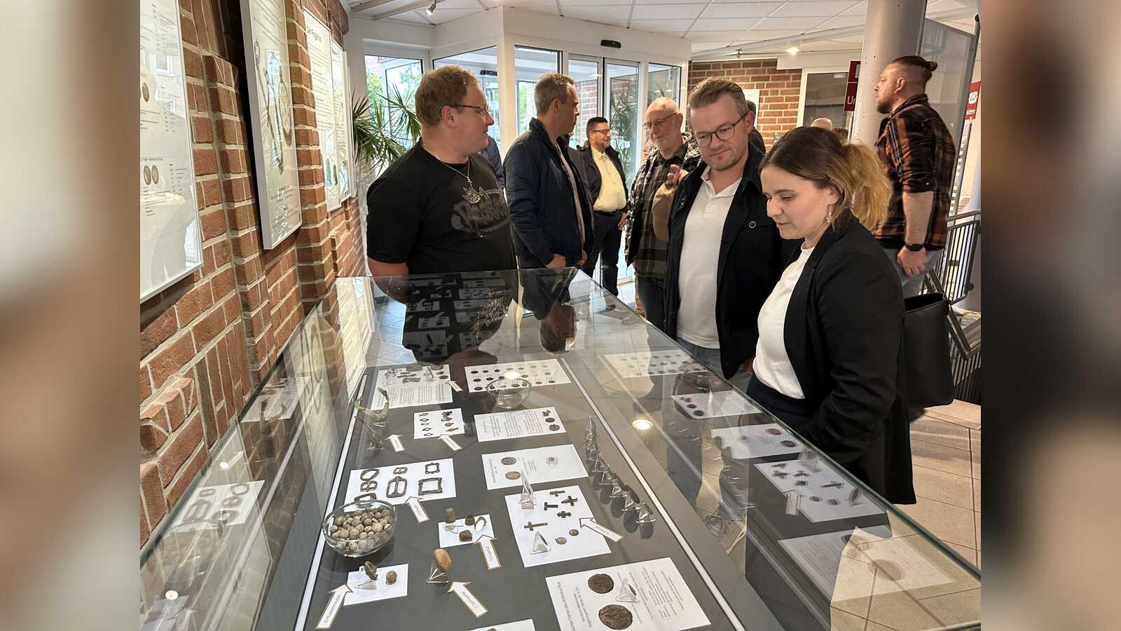 Vitrinen mit archäologischen Funden im Foyer des Rathauses Geeste in Dalum