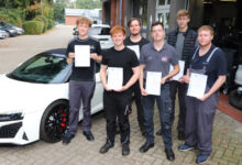 Die sechs besten Kfz-Mechatroniker Niedersachsens nebeneinander, von links Colin Schreurs, Thole Diekmann, Jannes Einnolf, Max Müller, Maurice Block und Felix Krampe