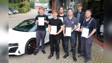 Die sechs besten Kfz-Mechatroniker Niedersachsens nebeneinander, von links Colin Schreurs, Thole Diekmann, Jannes Einnolf, Max Müller, Maurice Block und Felix Krampe