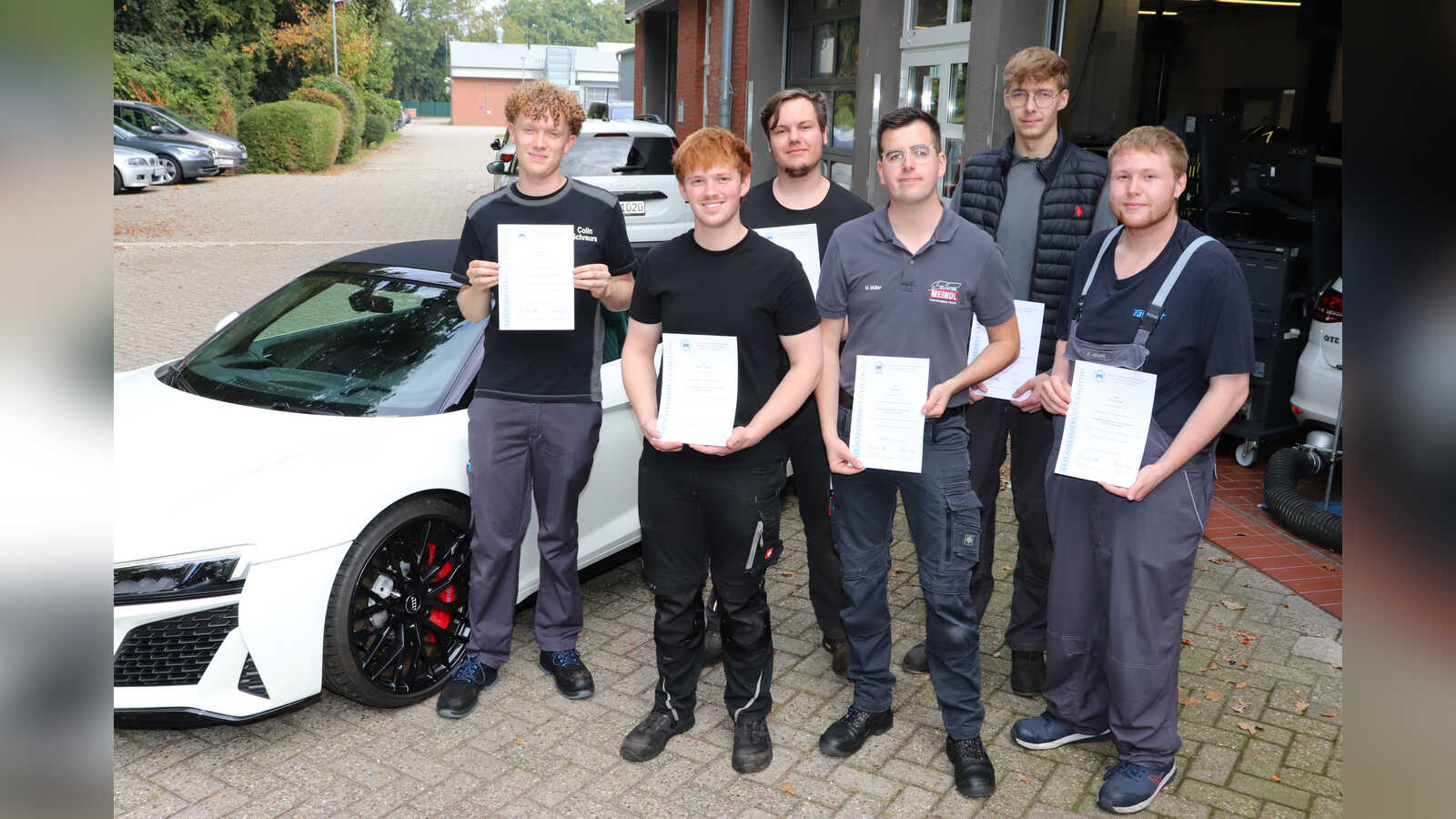 Die sechs besten Kfz-Mechatroniker Niedersachsens nebeneinander, von links Colin Schreurs, Thole Diekmann, Jannes Einnolf, Max Müller, Maurice Block und Felix Krampe