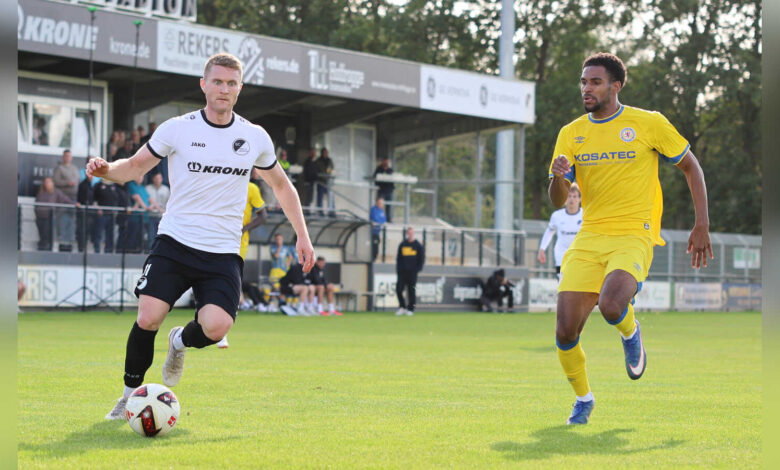 Fußballspieler Daniel Benke vom SC Spelle-Venhaus im Spiel
