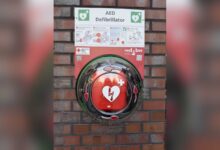 Öffentlich zugänglicher Defibrillator (AED) in einem Wandkasten am Rathaus Esterwegen