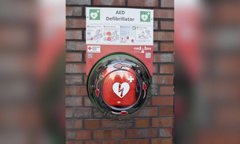 Öffentlich zugänglicher Defibrillator (AED) in einem Wandkasten am Rathaus Esterwegen