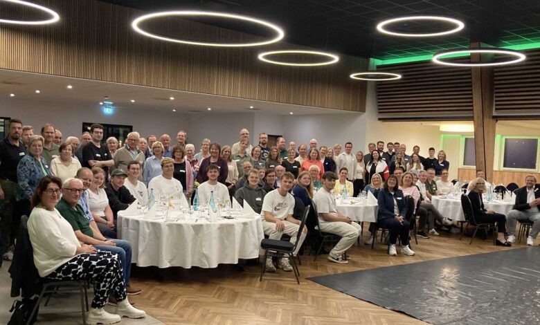 Inhaberinnen und Inhaber der Ehrenamtskarte beim Empfang des Landkreises Emsland im Saal Kamp in Meppen