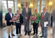 Dr. Wolfgang Hagemann und Heinz Rolfes mit ihren Ehefrauen und Landrat Marc-André Burgdorf bei der Verleihung der Emsland-Medaille im Schloss Clemenswerth