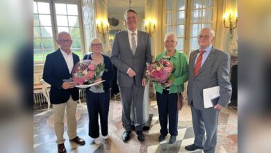 Dr. Wolfgang Hagemann und Heinz Rolfes mit ihren Ehefrauen und Landrat Marc-André Burgdorf bei der Verleihung der Emsland-Medaille im Schloss Clemenswerth