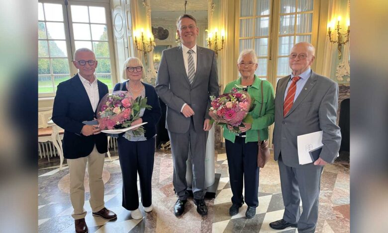 Dr. Wolfgang Hagemann und Heinz Rolfes mit ihren Ehefrauen und Landrat Marc-André Burgdorf bei der Verleihung der Emsland-Medaille im Schloss Clemenswerth