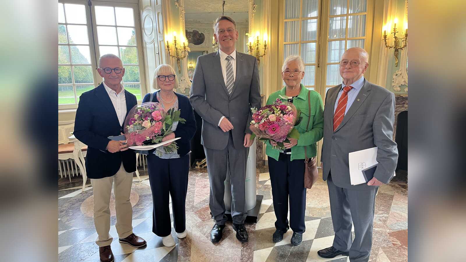 Dr. Wolfgang Hagemann und Heinz Rolfes mit ihren Ehefrauen und Landrat Marc-André Burgdorf bei der Verleihung der Emsland-Medaille im Schloss Clemenswerth