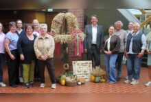 Landfrauen aus dem Emsland übergeben Landrat Marc-André Burgdorf die Erntekrone im Foyer des Kreishauses Meppen