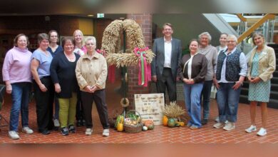 Landfrauen aus dem Emsland übergeben Landrat Marc-André Burgdorf die Erntekrone im Foyer des Kreishauses Meppen