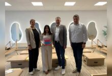 Erster Stadtrat Matthias Funke, Wirtschaftsförderer Alexander Kasser und Citymanagerin Eva Weushof gratulieren Özgül Cetin-Demir zur Eröffnung ihres Pilates-Studios in Meppen