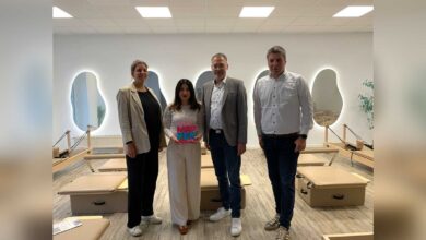 Erster Stadtrat Matthias Funke, Wirtschaftsförderer Alexander Kasser und Citymanagerin Eva Weushof gratulieren Özgül Cetin-Demir zur Eröffnung ihres Pilates-Studios in Meppen