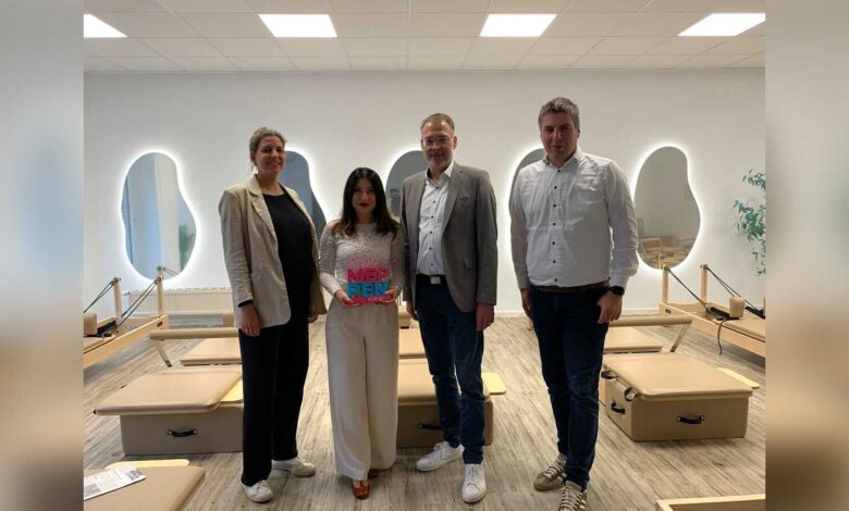 Erster Stadtrat Matthias Funke, Wirtschaftsförderer Alexander Kasser und Citymanagerin Eva Weushof gratulieren Özgül Cetin-Demir zur Eröffnung ihres Pilates-Studios in Meppen