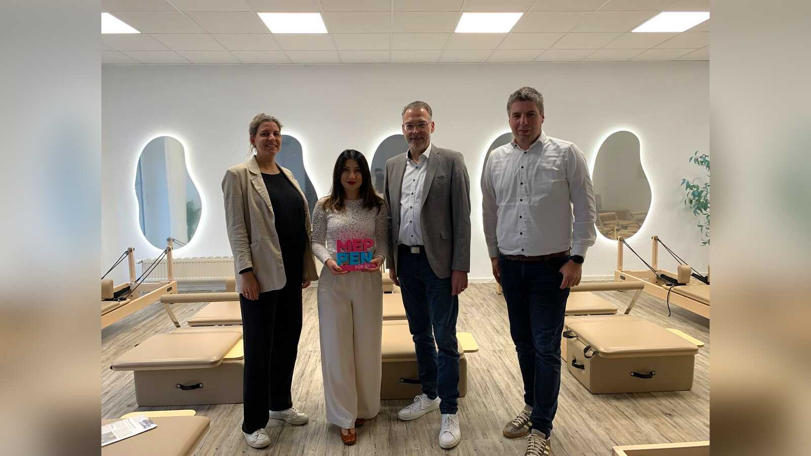 Erster Stadtrat Matthias Funke, Wirtschaftsförderer Alexander Kasser und Citymanagerin Eva Weushof gratulieren Özgül Cetin-Demir zur Eröffnung ihres Pilates-Studios in Meppen