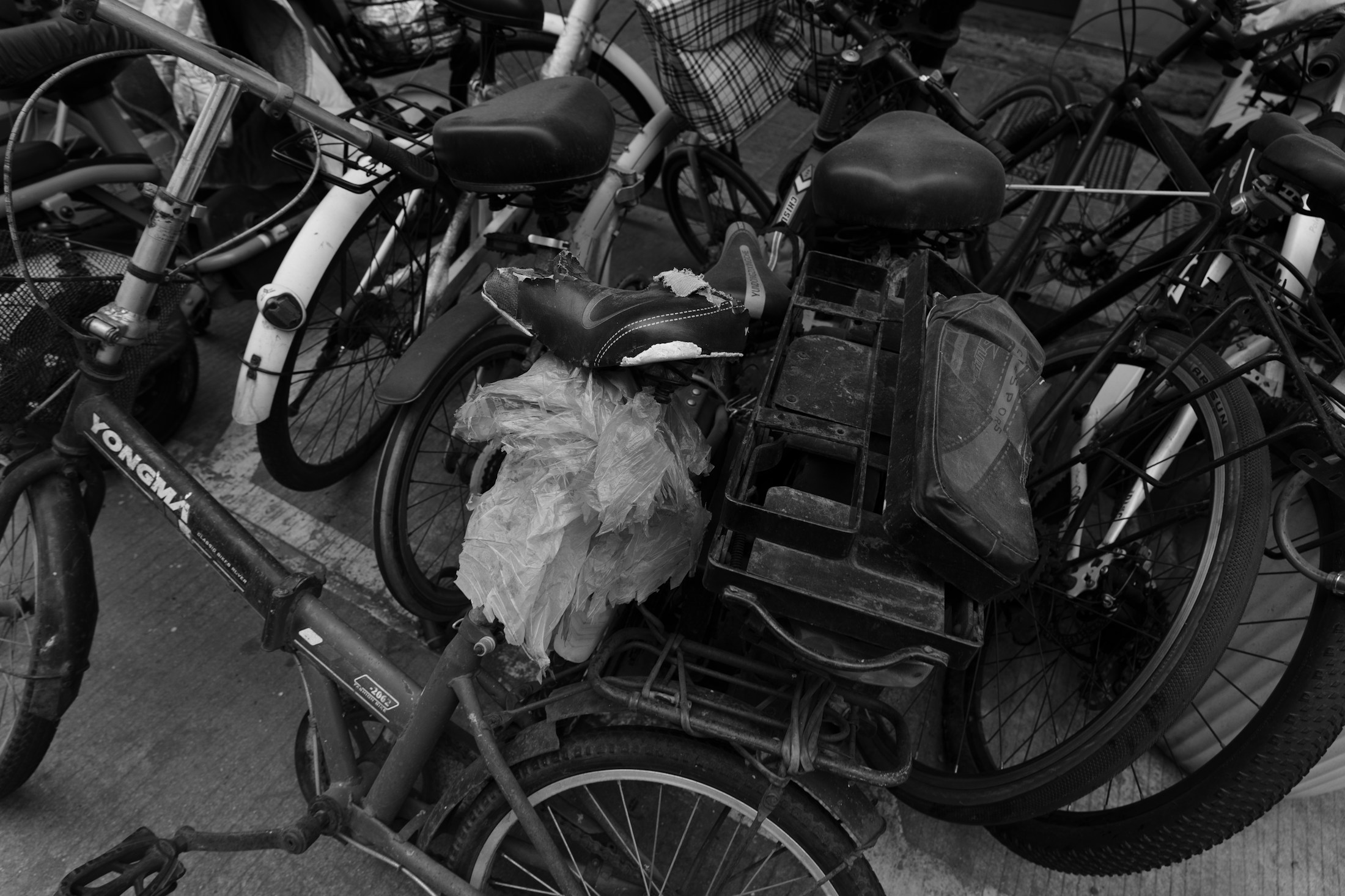 Mehrere Fahrräder stehen dicht nebeneinander in einem Fahrradständer