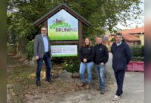 Bürgermeister Helmut Knurbein und Wirtschaftsförderer Alexander Kassner mit Verena und Raimund Brüning auf dem Familienhof Brüning