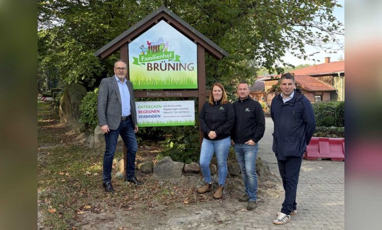 Bürgermeister Helmut Knurbein und Wirtschaftsförderer Alexander Kassner mit Verena und Raimund Brüning auf dem Familienhof Brüning