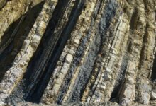Geschichtete Gesteinsformation mit dunklen und hellen Lagen