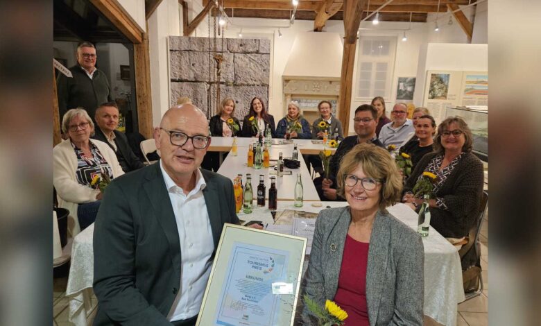 Landrat Uwe Fietzek überreicht den Grafschafter Tourismuspreis 2026 an den Verein Burgi aus Bad Bentheim
