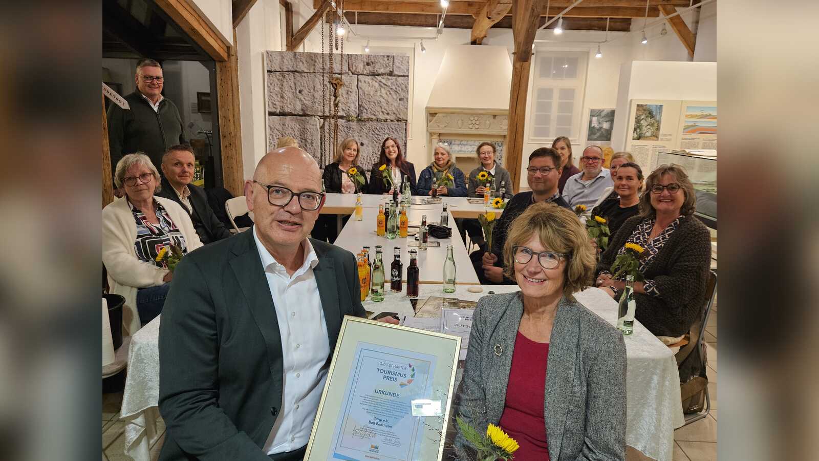 Landrat Uwe Fietzek überreicht den Grafschafter Tourismuspreis 2026 an den Verein Burgi aus Bad Bentheim