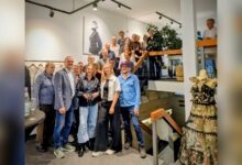 Übergabe des Gründungspreises Nordhorn gründet an Birthe Kleine Beerink in ihrem Geschäft