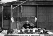 Händler verkauft Obst und Gemüse an einem Marktstand