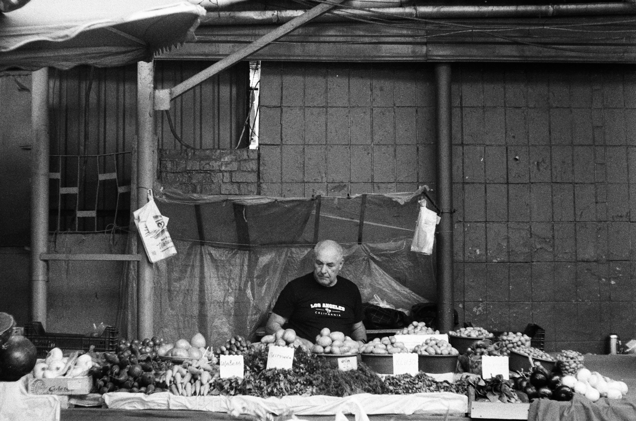 Händler verkauft Obst und Gemüse an einem Marktstand