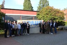 Gruppenfoto der Mitglieder und Gäste des IHK-Regionalausschusses Landkreis Emsland bei der Hermann Paus Maschinenfabrik in Emsbüren