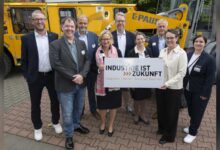 Gruppenfoto der Referenten und Gastgeber beim Industrie-Dialog von IHK und IAV in der Hermann Paus Maschinenfabrik in Emsbüren