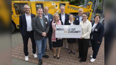 Gruppenfoto der Referenten und Gastgeber beim Industrie-Dialog von IHK und IAV in der Hermann Paus Maschinenfabrik in Emsbüren