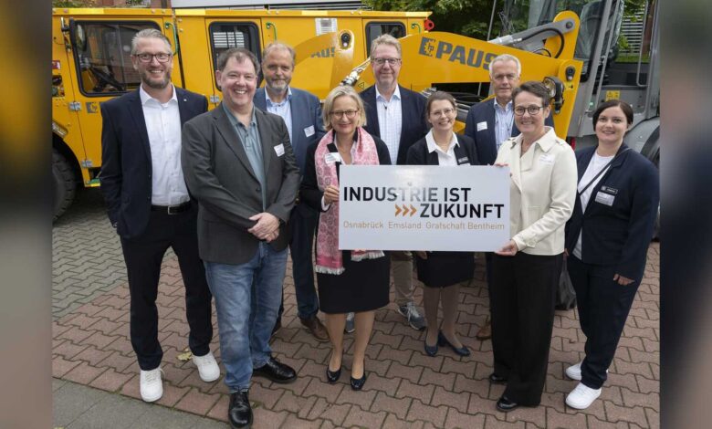 Gruppenfoto der Referenten und Gastgeber beim Industrie-Dialog von IHK und IAV in der Hermann Paus Maschinenfabrik in Emsbüren