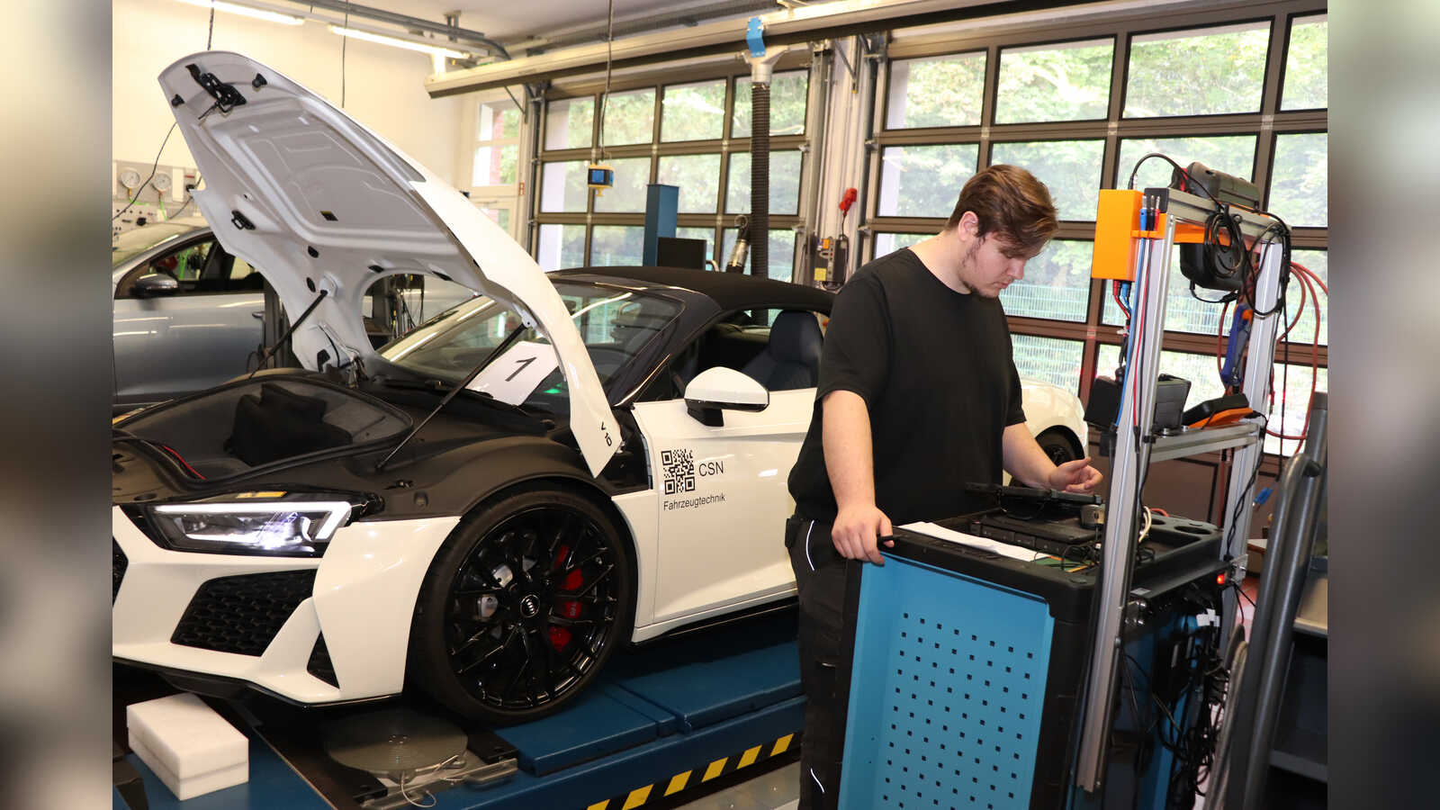Jannes Einnolf aus Neuschoo sucht mit einem Gutmann-Diagnosetester nach Fehlern in der Lichtsteuerung eines Autos