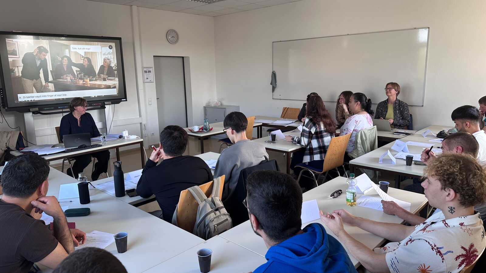 Szene aus dem Jiddisch-Workshop im Projekt Shalom Meppen der VHS Meppen