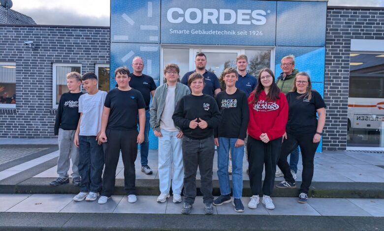 Gruppe aus Jugendlichen und Mitarbeitenden vor dem Firmengebäude von Cordes in Steinbild