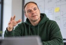 Jörg Maire von Digitale Realität aus Freren im Gespräch über KI-Telefonassistenten