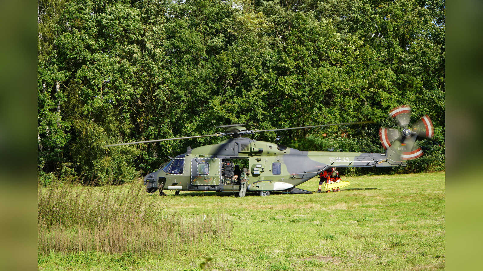 Bundeswehr-Hubschrauber NH90 transportiert bei der Katastrophenschutzübung in Nordhorn Verletztendarsteller