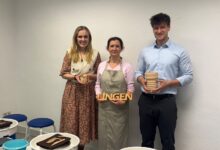 Gründerin Edit Tothne Sitkei mit Caroline Ohmann und Moritz Lüttel von der Stadt Lingen zwischen Töpferscheiben in ihrem neuen Keramikstudio