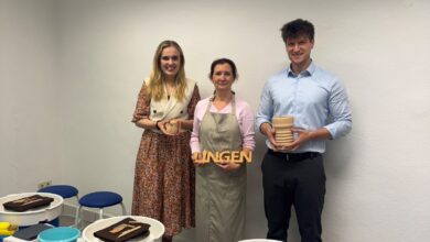 Gründerin Edit Tothne Sitkei mit Caroline Ohmann und Moritz Lüttel von der Stadt Lingen zwischen Töpferscheiben in ihrem neuen Keramikstudio