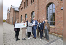 Gruppenfoto der Projektbeteiligten beim Kickoff des EnergieKompass Ems-Vechte, Nikolaus Jansen übergibt den Förderbescheid