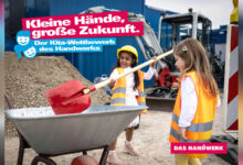 Zwei Kita-Kinder bei einem Besuch auf einer Baustelle im Rahmen des Kita-Wettbewerbs des Handwerks