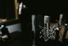 Kondensatormikrofon in einem Tonstudio, Symbolbild für einen Podcast